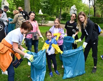 Ukrainische Flüchtlinge wie Anastasija Borisenko (r.) haben am Samstag am Schloßteich in Chemnitz Müll aufgesammelt. 