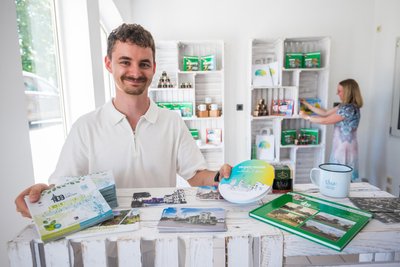 Auch Oelsnitz hat Marketing-Artikel und neue Ideen – hier Felix Weigel aus der Stadtverwaltung beim Stadtfest 2024.