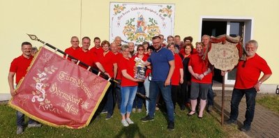 Am Freitagabend besuchte KSB-Geschäftsführer Benjamin Kahlert (v. r.) den TV Hermsdorf und die Helfer des Festes zum 125-jährigen Geburtstag. Vereinschefin Eve Schreiber (v. l.) freute sich über ein kleines Präsent. 