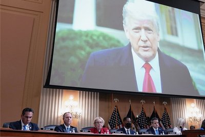 Im Untersuchungsausschuss zum Sturm auf das Kapitol am 6. Januar 2021 wird eine Videobotschaft des damaligen US-Präsidenten Donald Trump eingespielt. 