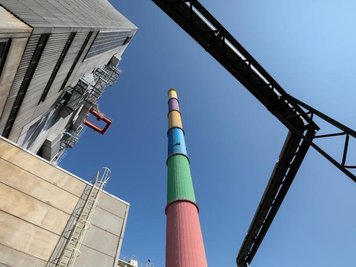            Der Schornstein des Heizkraftwerks in Chemnitz ist zu sehen.