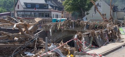 Treibgut und Schutt türmen sich an einer Brücke. Das Foto entstand in Altenahr, das eine Verbandsgemeinde mit Kirchsahr bildet, wo die Zwickauer Hilfsgüter hingebracht worden sind. 