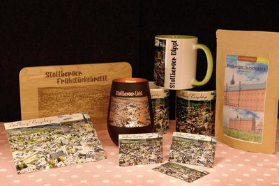 Neben der Stollberg-Postkarte gibt es weitere lokale Mitbringsel von Stollberg im Laden am Markt. Die Stadtverwaltung verkauft zudem eigene.
