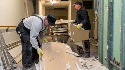 Für den Umbau des ehemaligen Rochlitzer Krankenhauses zum Gesundheits- und Pflegezentrum "Lindenblick" haben im Bettenhaus bereits die Arbeiten begonnen. So werden im zweiten Obergeschoss in der künftigen Kurzzeitpflege unter anderen Trockenbauwände entfernt. 