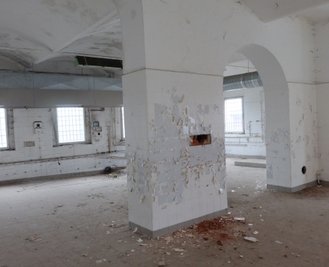 Im ehemaligen Wirtschaftsgebäude war unter anderem die Wäscherei untergebracht. Bisher fanden hier nur Probebohrungen statt, um die Tragfähigkeit der Wände zu untersuchen. Das Gebäude wird komplett entkernt. Hier soll ein Gesundheits- und Therapiezentrum entstehen.