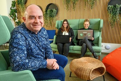 Im Kreativraum: Matthias Domes und die Mitarbeiterinnen Lena Ludwig (links) und Jaqueline Jahn.