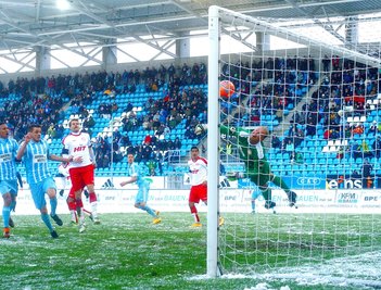 Vergeblich streckt sich Torhüter Andre Poggenborg nach dem Kopfball von Tim Danneberg zum 2:1.