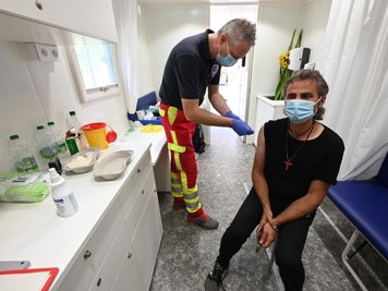 Mitarbeiter Mirko Müller impft Fahad Katibah, der in Stuttgart wohnt.