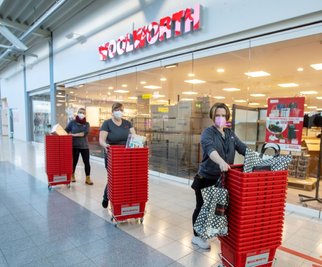 Der Countdown läuft: Am kommenden Donnerstag öffnet im Plauen Park eine neue Woolworth-Filiale. Carolin Zoberbier, Filialleiterin Beate Wischrob, Jacqueline Janich (von rechts) sind derzeit mit den Vorbereitungen beschäftigt. 