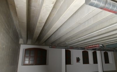 Die neuen Decken im Altbau sind besonders tragfähig. Die Fenster lassen kein Tageslicht in die Räume.