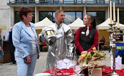 Gießereimechaniker trifft angehende Hotelfachfrau: Bei der IHK kam Gabriele Hecker (links) mit einigen Azubis ins Gespräch. 