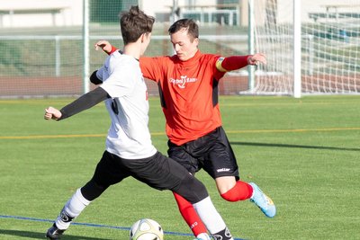 Kein Glück hatten die A-Junioren des VfB Annaberg in ihrem letzten Spiel des Jahres. Niklas Mauersberger (r.) und seine Teamkollegen unterlagen Handwerk Rabenstein mit 0:2.