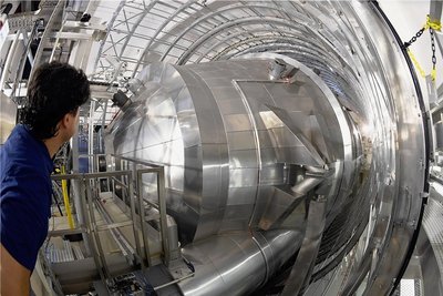 Das Hauptspektrometer der Anlage, mit der die Masse von Neutrinos mit bis dato nicht möglicher Genauigkeit gemessen wird. 