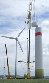Das neue Wahrzeichen des Industriegebiets an der A 72 wächst rasant. Im Hintergrund die 20 Jahre alte und deutlich kleinere Anlage, für deren Weiterbetrieb es offenbar Interessenten gibt. 