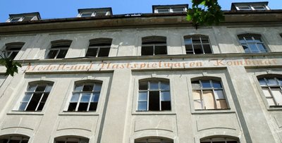 Seit der Wende verfiel das einstige Werk immer mehr. Der Schriftzug "Modell- und Plastspielwaren Kombinat" überdauerte die Zeit. Dieses Bild entstand im Juli 2011.