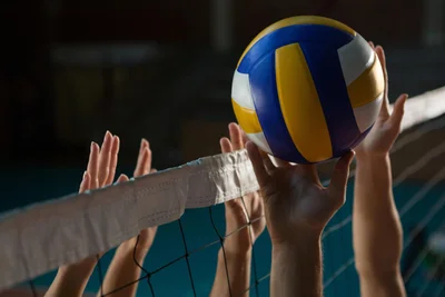 Im Volleyball-Sportkreis Erzgebirge ist Halbzeit. Mit dem Blick auf die Tabellen in Liga und Klasse tun sich einige Überraschungen auf. In Kürze startet zudem der Pokalkampf auf ein Neues.