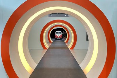 Der Volkswagen Bulli im James Bond Look.