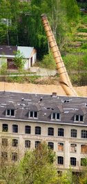 Auch eine große Esse gehörte zum Areal. Im Mai fiel sie.