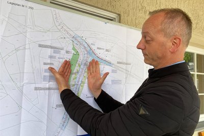 Der auf Wasserbau spezialisierte Projektleiter Falk Mederer-Thelen von Bauer Tiefbauplanung zeigt, was mit der Göltzsch passiert: Zwischen Postplatz und Brücke am Graben wird das Flussbett geweitet, das Wasser verläuft in Mäandern. Es gilt: Mehr Grün, weniger Steine, kein Beton mehr.