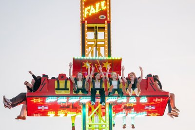 Hoch die Arme: Nicht immer war der Fall Tower auf dem Plauener Vogelschießen so gut besetzt wie am Eröffnungstag.