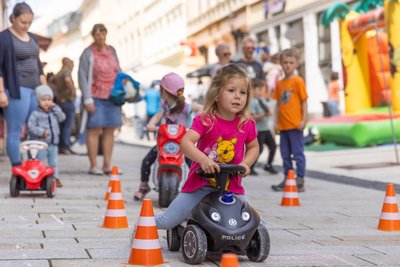 Beim Kinderfest kam die Bobbycar-Strecke besonders gut an – auch bei der dreijährigen Cecilia.