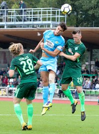 Myroslav Slavov (Chemnitz) köpft zum 0:1.