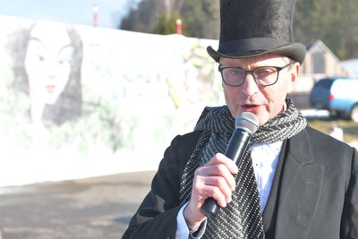 Skikaiser Uwe Trommler war zu Fuß und mit Zylinder unterwegs und moderierte die bunte Veranstaltung.