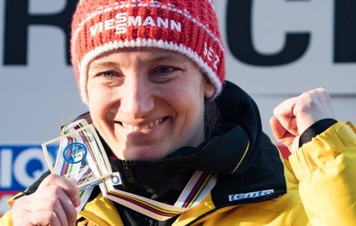 Tatjana Hüfner genießt auf dem Siegerpodest ihren fünften WM-Titel im Rennrodeln.