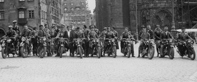 Vogtland-Biker 1936 vor der Nürnberger Frauenkirche. Der Motorradklub Triumph Mylau besuchte bei der Ausfahrt nach Bayern sicher auch die Triumph-Werke. 