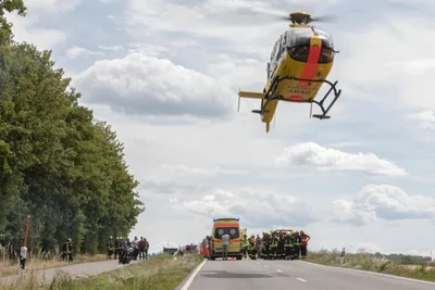 Ein Rettungshubschrauber brachte einen Motorradfahrer nach einem Unfall in Eppendorf ins Krankenhaus.