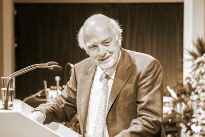 Karl Gerhard Schmidt 2014 bei der e.o.plauen-Preisverleihung an Wolf Erlbruch.
