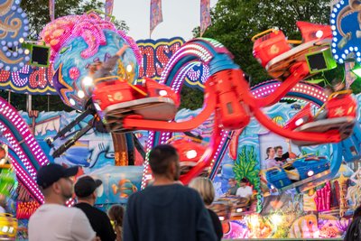 Das Crazy Beach Monster aus Rostock ist mit unzähligen bunten LEDs bestückt. Auch hier blieben die Gondeln manchmal leer.