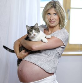 Über den Kontakt mit Katzenkot können Toxoplasmose-Erreger übertragen werden. Schwangere sollten vorsichtig sein. 