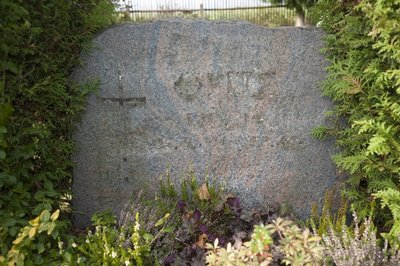 Diebe haben die metallenen Lettern von Grabsteinen entwendet. Aufnahme aus Schneidenbach.