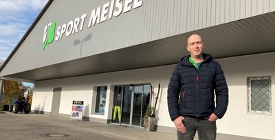 Sportladenbetreiber Steve Meisel vor einem umgebauten ehemaligen Einkaufsmarkt an der Helenenstraße in Limbach-Oberfrohna. Hierhin ist er mit seinem Geschäft aus der Innenstadt umgezogen. 