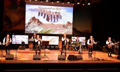 Die Kastelruther Spatzen gastierten am Freitagabend im Naturtheater Bad Elster. Das Konzert war ausverkauft. Trotz Regen herrschte eine tolle Stimmung. 
