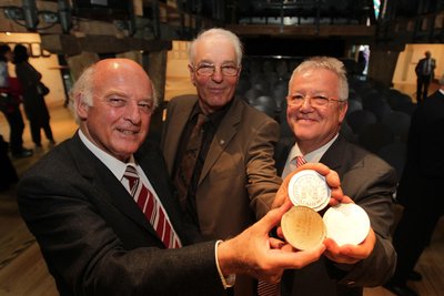 Karl Gerhard Schmidt erhielt mit Bernhard Weisbach und Gert Müller (v. l.) 2012 Plauens Stadtplakette.