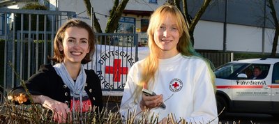 Helfen mit Herz: Stefanie Walter (l.) von der Hochschule und Sonja Wagner vom DRK vor der Flüchtlingsnotunterkunft in Mittweida.
