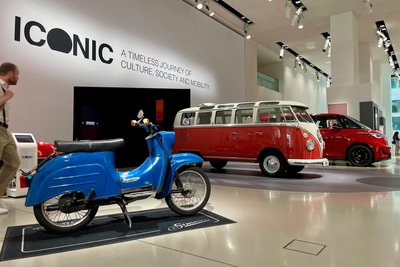 Simson, Bulli und ID.Buzz im Hauptraum des VW-Showrooms: nur Effekthascherei?