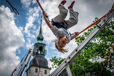 Charlotte (9) springt fast so hoch wie der Kirchturm in Frankenberg.