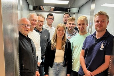 Neuberinhaus und VTC Reichenbach laden zum 60. Tennisfasching ein (von links): Bühnenmeister Ulrich Wagner, vom VTC Jürgen Hanzlik, Jörg Schaller, Florian Schiege, Emily Müller, Robin Ebert, Neuberinhaus-Chef Severin Zähringer, Moritz Schaller und Chris Kummer.