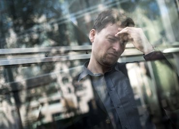 Betroffene einer hochfunktionalen Depression wirken nach außen stabil, gehen zur Arbeit und bewältigen ihren Alltag - innerlich fühlen sie sich jedoch erschöpft und leer.