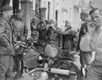 1938 führte eine Tour des Triumph-Klubs an den unterhalb der Zugspitze gelegenen Eibsee. Das Foto entstand bei einer Rast und zeigt, dass auch damals schon Frauen dabei waren - wohl als Bier trinkende Mitfahrerinnen.
