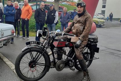 Das älteste Motorrad brachte Lutz Reinhardt vom gastgebenden AMC an den Start: eine Imperia, Baujahr 1923.