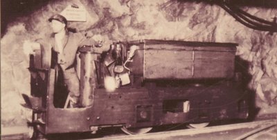 Im Vereinshaus findet sich unter den Sachzeugnissen auch dieses Foto aus dem Jahr 1962 mit Gottfried Porstmann als Lokführer der akkubetriebenen Lokomotive. 