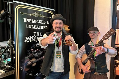 Michael Schönfelder und Daniel Langer (v. l.) mischen als The Radonboys die Dorfpartys im Erzgebirge auf – auch bei „Creat.Erz“. Der Annaberg-Buchholzer und der Musiker aus Großrückswalde haben bei Instagram mehr als 5600 Follower.