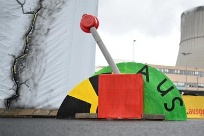Ein symbolischer Hebel zum Abschalten des AKWs-Emsland. Mit der Trennung der Kernkraftwerke Isar 2, Neckarwestheim und Emsland vom Stromnetz ging vor einem Jahr die Ära der kommerziellen Stromerzeugung mit Atomkraftwerken in Deutschland zu Ende.