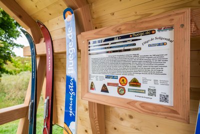 An den Stationen des Rundwanderweges kann man viel über die Geschichte der Herstellung von Wintersportgeräten in der Region erfahren.