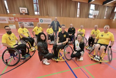 Über sieben neue Sportgeräte freuen sich die Rollstuhlbasketballer aus Zschorlau. Bei der Übergabe mit dabei waren Sindy Seidel als Senioren- und Behindertenbeauftragte des Erzgebirgskreises, Abteilungsleiter Patrick Tanz und Vogelbeerkönigin Christina Lötzsch (Mitte von links) sowie Olaf Lehmann (hinten) von Alippi.