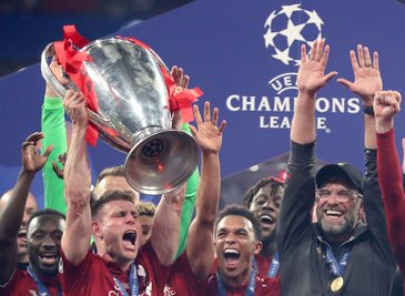 James Milner (l) feiert mit dem Champions-League-Pokal seinen größten Erfolg. (Archivbild)